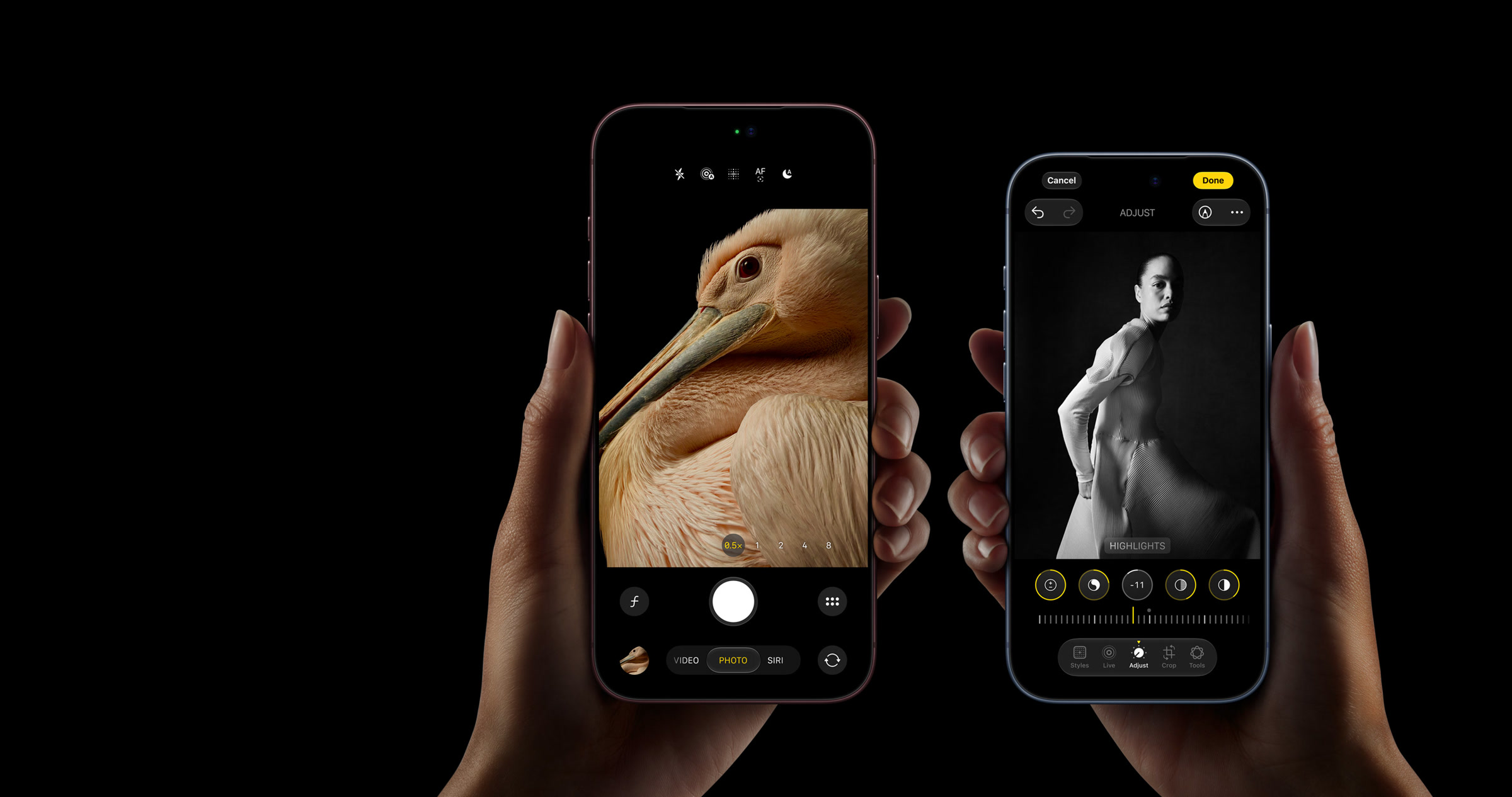 Deux mains tiennent un iPhone 18 Pro Max et un iPhone 18 Pro, écrans allumés, sur fond noir