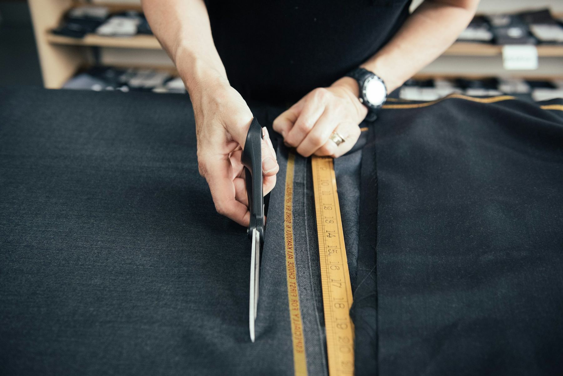 Le tailleur trace une ligne sur le drap